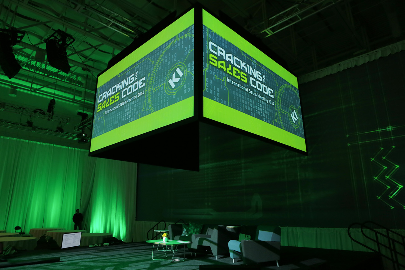 Stage and screens at international sales conference create an in-the-round set