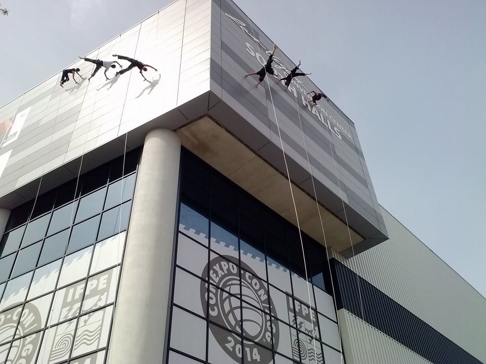 A photo of the Bandaloop performers dancing on the side of a building at Conexpo-Con/Agg 2014.